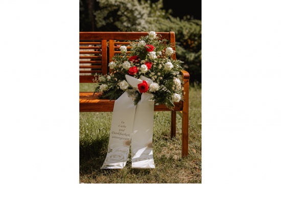 Gesteck weiße Rosen vereinzelt rote Rosen Nr.7