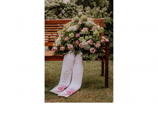 Gesteck rosa Rosen mit Virburnum Nr.24